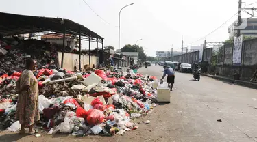 Kondisi sampah yang meluber ke jalan di Tempat Pembuangan Sampah Sementara (TPSS), Pancoran Mas, Depok, Jawa Barat, Kamis (13/7/2023). (Liputan6.com/Herman Zakharia)