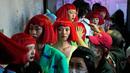 Para model bersiap untuk pertunjukan Dying Chongchong karya desainer Song Year pada acara China Fashion Week di Beijing, China, 7 September 2022. (AP Photo/Ng Han Guan)