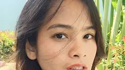 Memiliki paras yang cantik, Juwita sukses membuat warganet membedakan dirinya dengan sang kakak, Acha Septriasa. (Liputan6.com/IG/jmaritsas)
