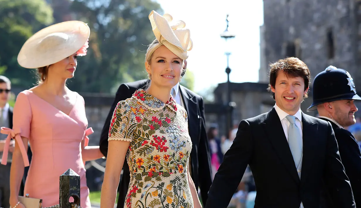 James Blunt dan Sofia Wellesley saat menghadiri upacara pernikahan Pangeran Harry dan Meghan Markle di St. George's Chapel, Windsor Castle, Windsor, dekat London, Inggris, Sabtu (19/5). (Gareth Fuller/pool photo via AP)