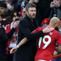 Pelatih interim Manchester United, Michael Carrick, memberi ucapan selamat kepada gelandang asal Kamerun Bryan Mbeumo saat meninggalkan lapangan setelah ditarik keluar dalam pertandingan Liga Inggris antara Manchester United dan Manchester City di Old Trafford, Manchester, Sabtu (17/1/2026). (Darren Staples / AFP)
