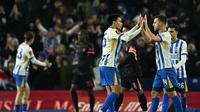 Gelandang Brighton asal Paraguay #25 Diego Gomez dan bek Brighton asal Belanda #34 Joel Veltman merayakan kemenangan setelah pertandingan putaran keempat Piala FA Inggris antara Brighton &amp; Hove Albion vs Chelsea di Stadion Amex pada Minggu, 9&nbsp;Februari 2025 dini hari WIB. Brighton memenangkan pertandingan dengan skor 2-1. (Ben STANSALL / AFP)