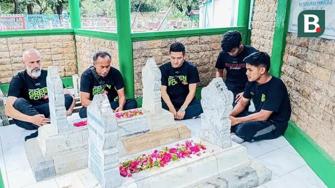    Menjelang Usia Senja, Persebaya Kirim Doa untuk Sang Pionir Bersama Nakhoda Baru   Dari Pusara Leluhur, Persebaya Memohon Restu di Usia 98 Tahun   Eduardo Perez Ikut Larut dalam Khidmat Ziarah Persebaya: Mencari Berkah di Makam Pendiri   98 Tahun Mengarungi Sejarah, Perseb
