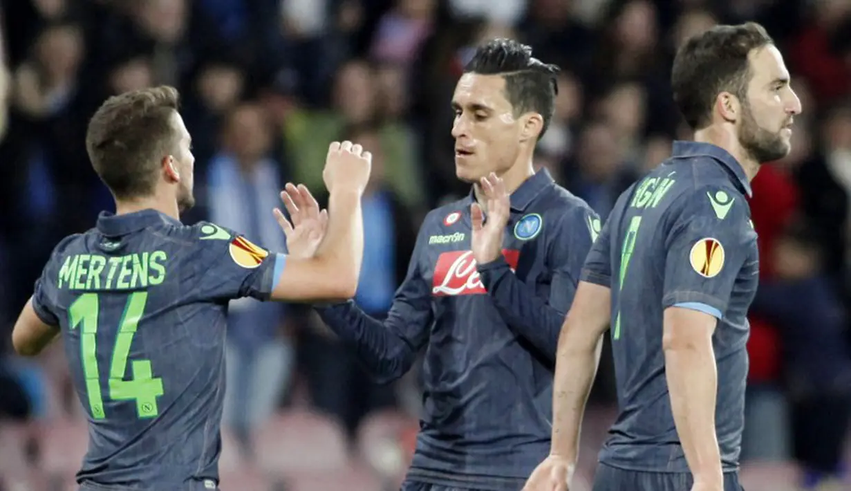 Pemain Napoli merayakan gol yang dicetak ke gawang Wolfsburg dalam leg kedua perempat final European League, Jumat (24/4/2015). (AFP).