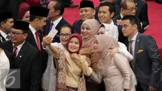 Sejumlah peserta sidang  melakukan selfie usai sidang tahunan MPR RI, DPR RI dan DPD RI tahun 2016 di Kompleks Parlemen, Senayan, Selasa (16/8). Sidang tersebut beragendakan penyampaian pidato kenegaraan Presiden Joko Widodo. (Liputan6.com/Johan Tallo)