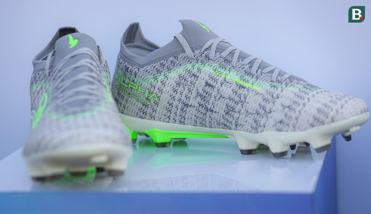 Sepatu terbaru Specs, Alphaform Elite dipamerkan pada acara Alphaform Experience yang berlangsung di Stadion Madya, Senayan, Jakarta, Jumat (12/07/2024). (Bola.com/Bagaskara Lazuardi)
