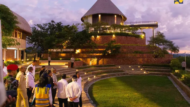 Presiden Joko Widodo (Jokowi) memantau kesiapan venue yang akan digunakan untuk pelaksanaan ASEAN Summit 2023 di Labuan Bajo, Nusa Tenggara Timur (NTT)