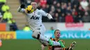 Pemain Hull City terpaksa harus melakukan pelanggaran untuk menghentikan laju penyerang Manchester United, Wayne Rooney dalam laga lanjutan Liga Premier di KC Stadium, Kamis (26/12/2013) malam WIB.(AFP/Lindsey Parnaby)