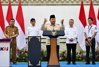 Presiden Prabowo Subianto menegaskan kereta api merupakan instrumen ekonomi rakyat yang harus membantu masyarakat berpenghasilan rendah. Karena itu, ia meminta layanan kereta api tetap menjangkau kota-kota kecil di Indonesia. (Foto: Sekretariat Presiden)