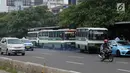 Bus Kopaja menunggu penumpang di Jalan Jenderal Sudirman, Jakarta, Rabu (4/7). Wagub DKI Jakarta Sandiaga Uno melarang angkutan umum seperti Kopaja dan Metromini melintasi jalan protokol selama Asian Games 2018. (Liputan6.com/Arya Manggala)