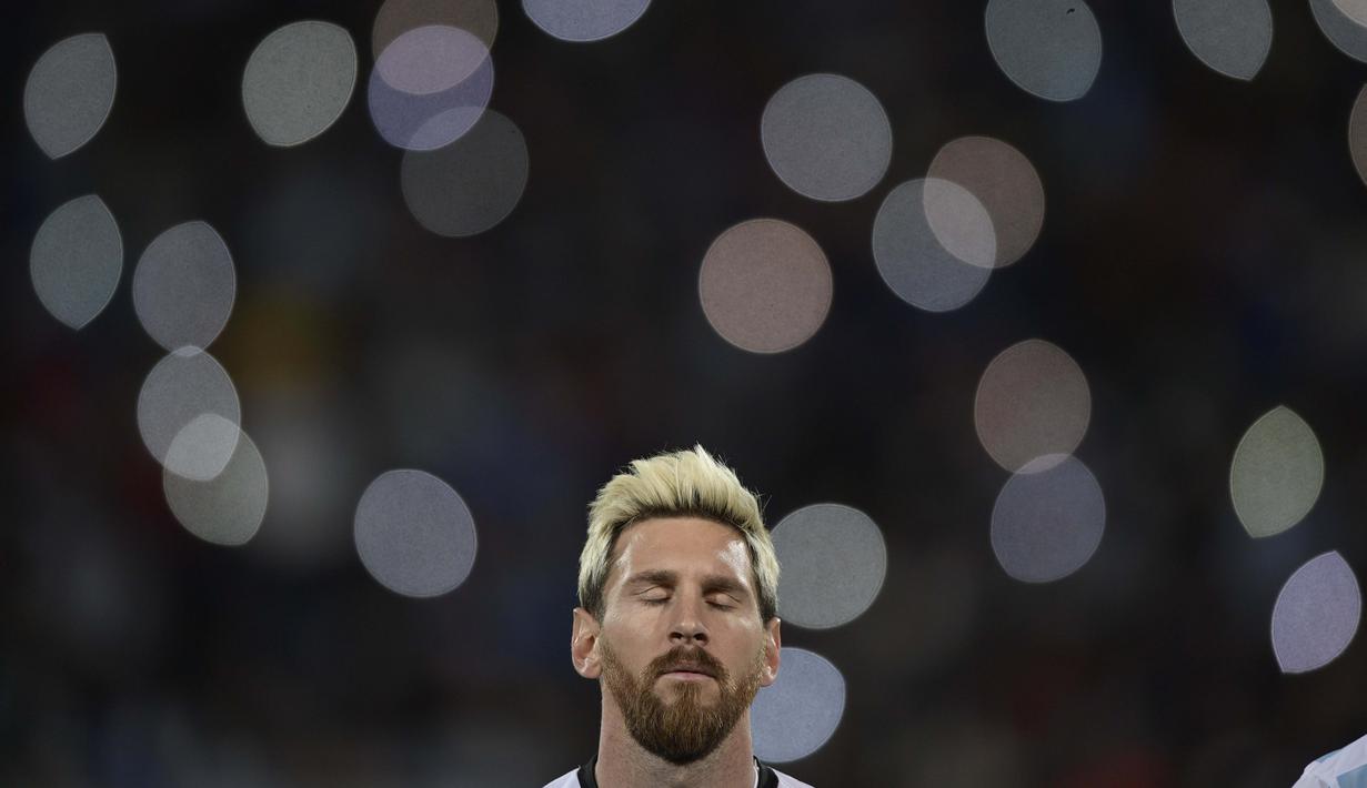 Bintang Argentina, Lionel Messi terlihat berdoa sebelum laga melawan Uruguay pada babak kualifikasi piala Dunia Rusia 2018 di Mendoza, Argentina, (2/9/2016) dini hari WIB. (AFP/Juan Mabromata)