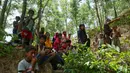 Petugas Bangladesh menghadang warga Rohingya di Ghumdhum, Bangladesh, (28/8). Ribuan muslim Rohingya di Rakhine, Myanmar, melarikan diri dan terjebak di perbatasan Myanmar - Bangladesh. (AP Photo/Mushfiqul Alam)