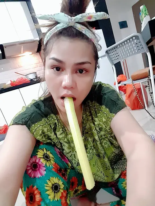 Dalam beberapa postingan foto dan video di akun Instagram-nya, ia terlihat makan dengan lahap. Tak hanya itu, ia juga kerap berpergian dengan mengenakan daster. (Foto: instagram.com/dj_kattybutterfly36)