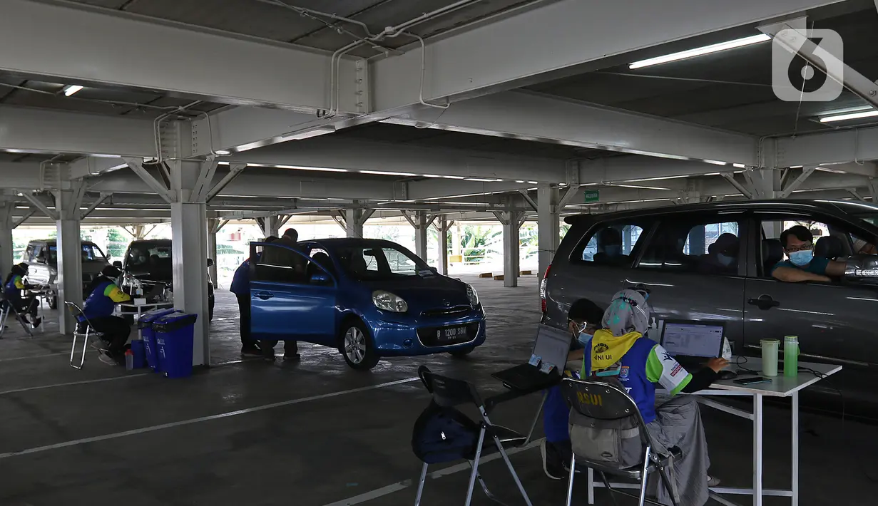 Suasana saat vaksinasi COVID-19 kepada lansia secara drive thru di RSUI, Depok, Jawa Barat, Kamis (25/3/2021). XL Axiata bekerja sama dengan RSUI yang didukung Kemenkes dan Pemkot Depok menggelar program Sentra Vaksinasi Indonesia Bangkit untuk lansia. (Liputan6.com/Herman Zakharia)
