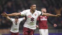 Pemain Torino, Bremer Gleison berselebrasi setelah mencetak gol ke gawang AC Milan pada pertandingan perempat final Coppa Italia di stadion San Siro, Milan (28/1/2020). AC Milan menang 4-2 atas Torino dan melaju ke babak semifinal melawan Juventus. (Fabio Ferrari/Lapresse via AP)