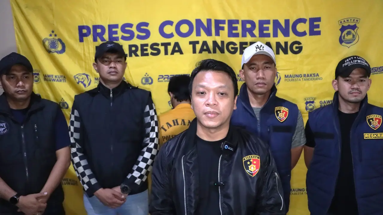 Polresta Tangerang telah menangkap terduga pelaku perusakan bus Primajasa di Jalan Raya Serang, Tigaraksa, Kabupaten Tangerang, pada Kamis (8/5) malam. Ia diketahui atas nama inisial MA (18). (Merdeka.com/Nur Habibie)
