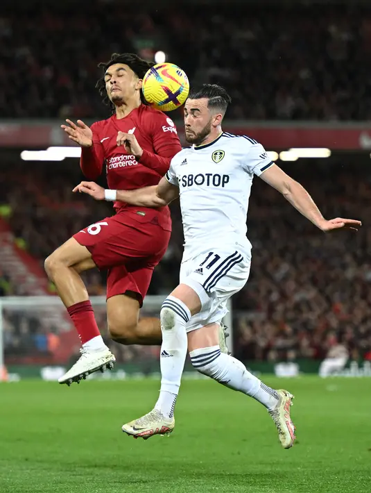 Bek Liverpool Trent Alexander-Arnold (kiri) bersaing dengan gelandang Leeds United Jack Harrison pada duel pekan ke-14 Premier League 2022/23 di Anfield, Minggu (30/10/2022) dini hari WIB. Liverpool harus mengakui keunggulan Leeds United dengan skor 2-1 di Anfield. (Photo by Oli SCARFF / AFP)