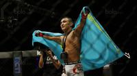 Petarung Kazakhstan, Kairat Akhmetov, melakukan selebrasi usai mengalahkan petarung Filipina, Geje Eustaquio, pada One Champhionship di JCC, Senayan, Sabtu (16/9/2017). Kairat Akhmetov, menang poin atas Geje Eustaquio. (Bola.com/M Iqbal Ichsan)