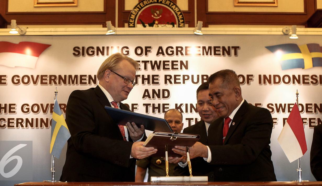 Menhan Ryamizard Ryacudu (kanan) bersama Menteri Pertahanan Kerajaan Swedia Carl Anders Peter Hultqvist usai menandatangani MoU di Kementerian Pertahanan, Jakarta, Selasa (20/12). (Liputan6.com/Faizal Fanani)