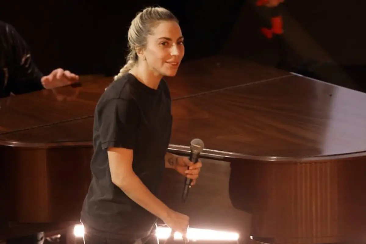 Lady Gaga Pamer Wajah Polos Tanpa Makeup saat Tampil di Oscars 2023