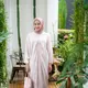 Nina Zatulini memilih kaftan pink pastel dengan motif minimalis yang memberi kesan anggun. Kaftan tersebut dipadukan dengan kulot warna putih. [@ninazatulini22]