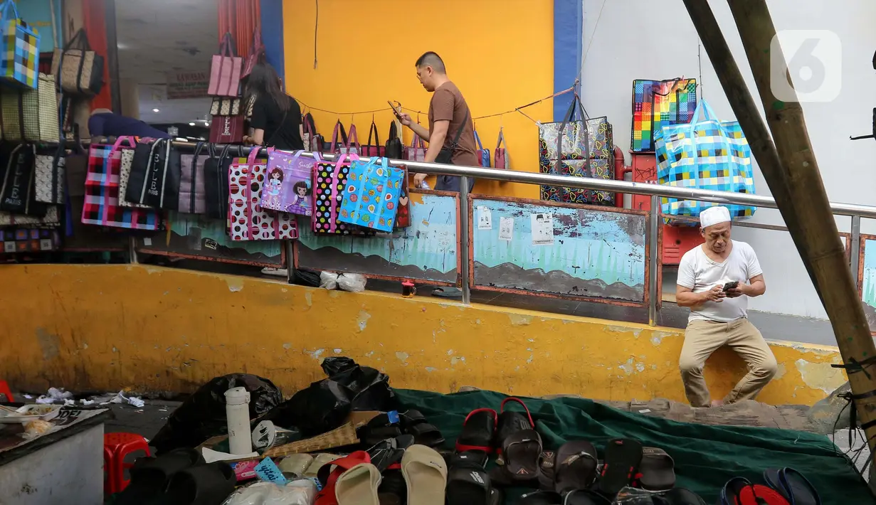 Revitalisasi bertujuan untuk mengembalikan daya tarik Pasar Baru yang sempat meredup sejak pandemi Covid-19. (Liputan6.com/Herman Zakharia)