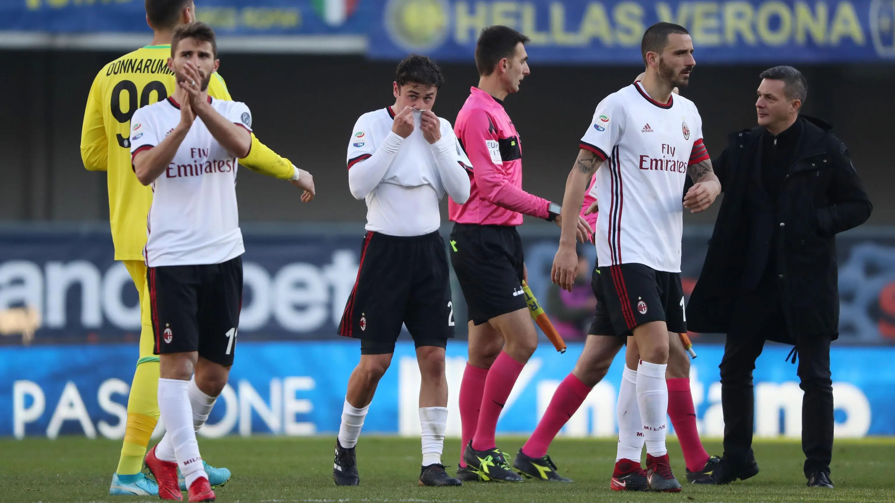 Para pemain AC Milan meninggalkan lapangan usai takluk dari Hellas Verona. (Simone Venezia/ANSA via AP)