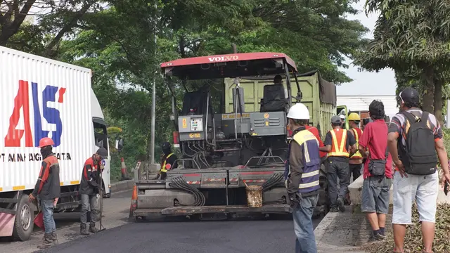 Proses Perbaikan Jalan Jelang Lebaran