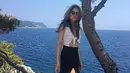 Saat sedang berlibur ke Yunani, Cinta Laura tampil cantik dengan mengenakan bawahan hitam bermodel belahan tinggi. (Foto: instagram.com/claurakiehl)