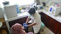 Pemeriksaan ibu hamil di laboratorium Puskesmas Kebasen, Banyumas. (Foto: Liputan6.com/Muhamad Ridlo)