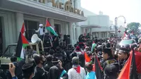 Ribuan massa yang tergabung dalam Aliansi Masyarakat Jabar Peduli Palestina menggelar aksi solidaritas untuk Palestina di depan Gedung Merdeka, Jalan Asia Afrika, Kota Bandung, Jawa Barat, Sabtu (22/5/2021). (Liputan6.com/Huyogo Simbolon)