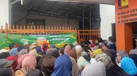 Antrian warga untuk membeli sembako murah pada Operasi Pasar Bersubsidi (Opadi) di Kantor POS Cabang Kota Sukabumi, Selasa (18/3/2025). (Liputan6.com/Fira Syahrin).