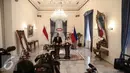 Menlu RI Retno Marsudi (kanan) dan Menlu Filipina Jose Rene Almendras memberi keterangan pers, Jakarta, Rabu (4/5). Keduanya membahas penyanderaan empat warga negara Indonesia oleh kelompok sipil bersenjata di Filipina. (Liputan6.com/Faizal Fanani)