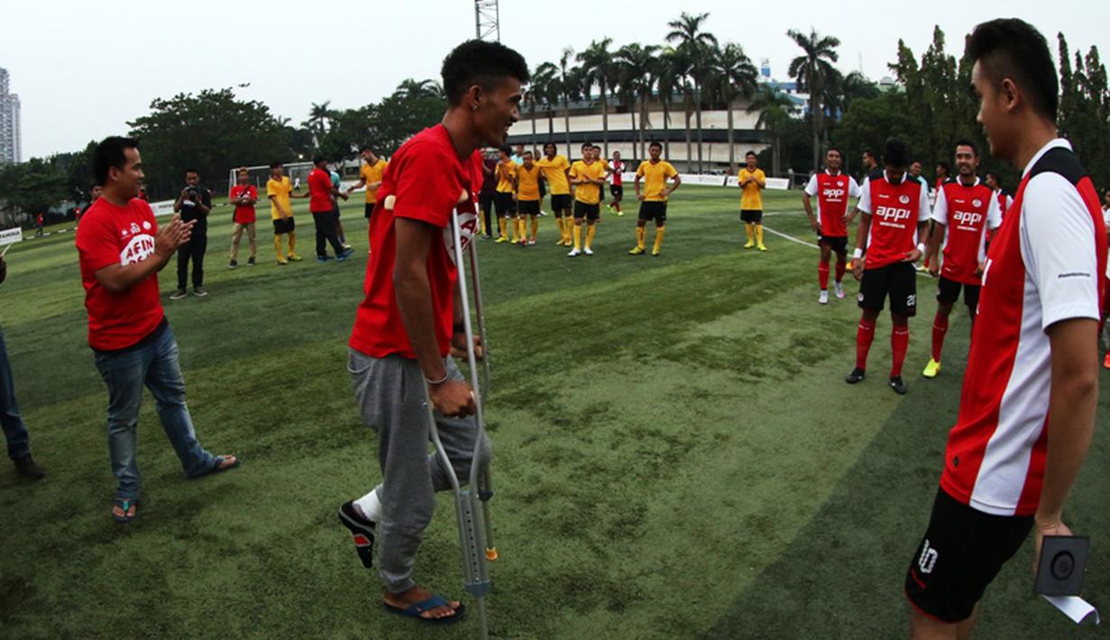 Alfin Tuasalamony berjalan menuju tengah lapangan menyambut rekan-rekannya. (Bola.com/Arief Bagus)