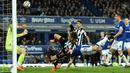 Para Pemain Everton dan Newcastle United berebut bola pada lanjutan Premier League di Goodison Park, Liverpool,(23/4/2018). Everton menang 1-0. (AFP/Oli Scarff)