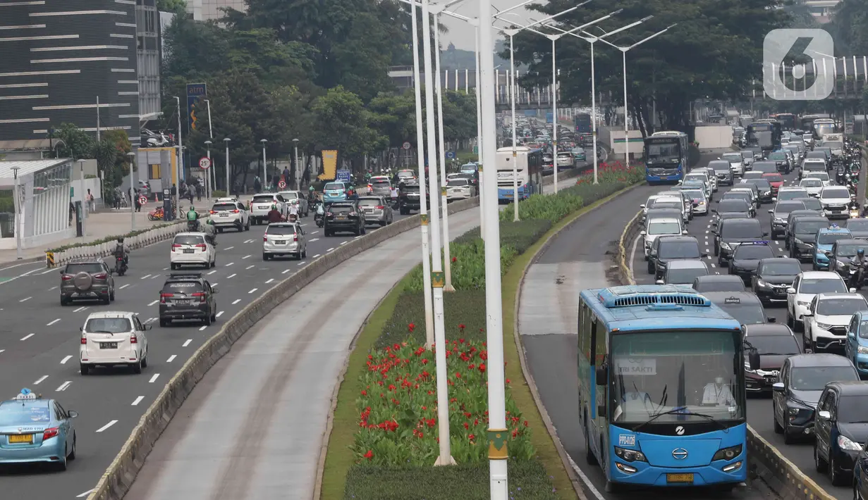 <p>Kendaraan melintas di ruas Jalan Jenderal Sudirman, Jakarta, Senin (9/5/2022). Pembatasan kendaraan roda empat dengan sistem Ganjil Genap (GaGe) di wilayah DKI Jakarta mulai Senin, 9 April 2022, seiring dengan berakhirnya cuti bersama libur Lebaran 2022 atau Idul Fitri 1443 H. (Liputan6.com/Herman Zakharia)</p>