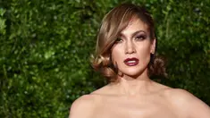 Siapa sangka penyanyi Jennifer Lopez sudah menginjak usia 46 tahun. Bahkan sebuah survei oleh Nutrisystem Diet Index membuktikan sebagian besar wanita Amerika menginginkan kaki jenjang dan bokong berisi J-Lo. (Mike COPPOLA/GETTY IMAGES NORTH AMERICA/AFP)