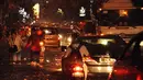 Akibat tingginya genangan air, arus lalu lintas yang melewati kawasan Kemang macet, (11/8/2014).(Liputan6.com/Miftahul Hayat)