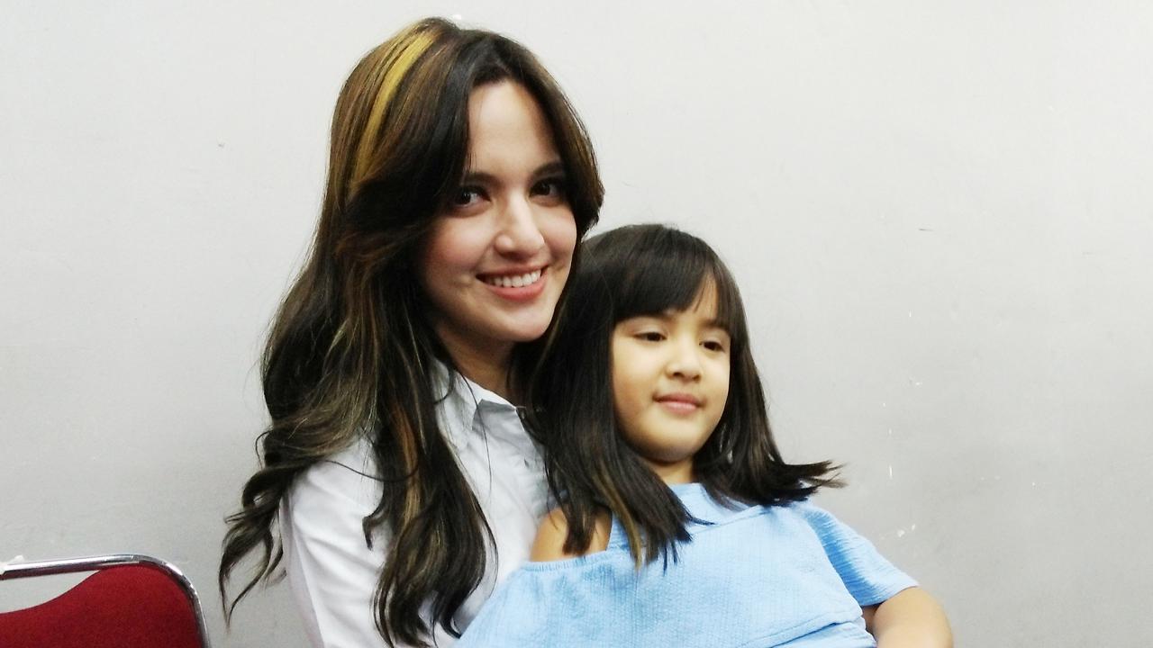 Nia Ramadhani mulai mengenalkan apapaun kepada anak sulungnya, Mikhayla Zalindra Bakrie.