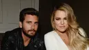 Scott Disick sendiri tak lantas memutuskan hubungan keluarga. Ia masih terlihat bergabung dan berpesta bersama keluarga Kardashian. (Life & Style)