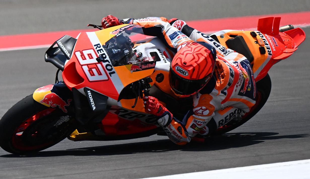 Pembalap Repsol Honda, Marc Marquez saat mengikuti sesi latihan bebas MotoGP Indonesia 2023 di Sirkuit Mandalika, Lombok, Nusa Tenggara Barat, Jumat (13/10/2023). Marquez berhasil lolos ke Q2 setelah menempati urutan keenam tercepat di FP2. (AFP/Sonny Tumbaleka)