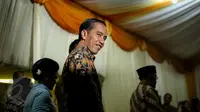 Presiden Joko Widodo memperlihatkan senyumnya saat tiba di kediaman calon mempelai wanita, Selvi Ananda, Jawa Tengah, Selasa (9/6/2015). Jokowi bersama keluarga akan melakukan lamaran kepada keluarga Selvi Ananda. (Liputan6.com/Faizal Fanani)