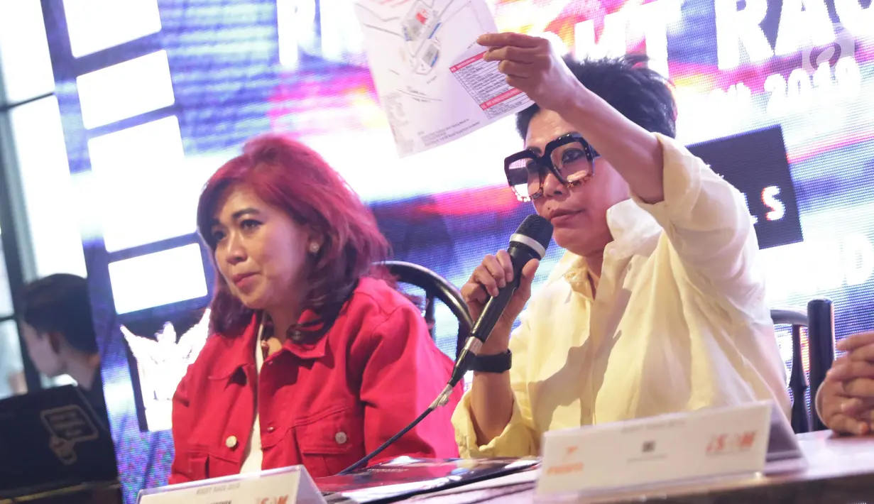 GM Sentul International Sirkuit, Lola Moenek (kanan) dan CEO ABM Enterprise, Vivi Montalalu saat memberi keterangan terkait pelaksanaan ISSOM Night Race 2019 di Jakarta, Selasa (20/8/2019). Gelaran tersebut dimeriahkan dengan kejuaraan Indonesia Drift Prix 2019. (Liputan6.com/Helmi Fithriansyah)
