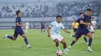 Sementara, PSIM berupaya keras mengimbangi permainan Persita sambil mencari peluang untuk melakukan serangan. (Bola.com/M Iqbal Ichsan)