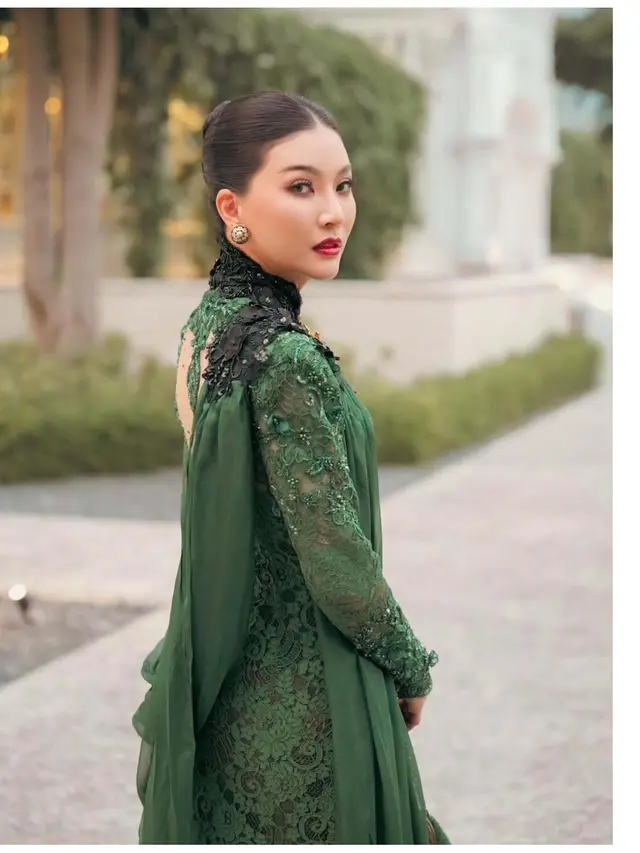 6 Detail Kebaya Sarwendah di Pura Mangkunegaran, Serasi dengan Giorgio Antonio