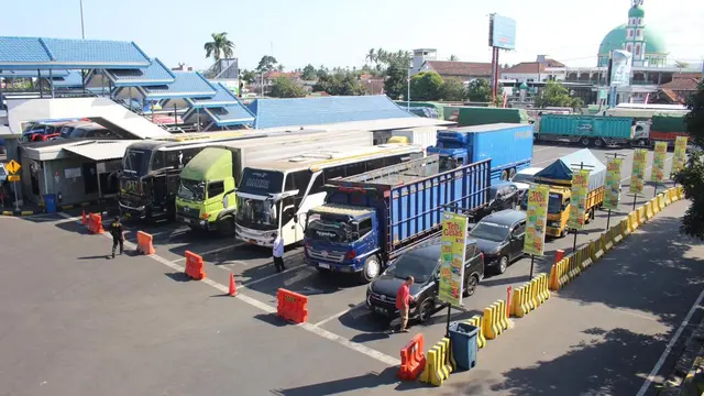 Polisi Urai Macet di Pelabuhan Ketapang