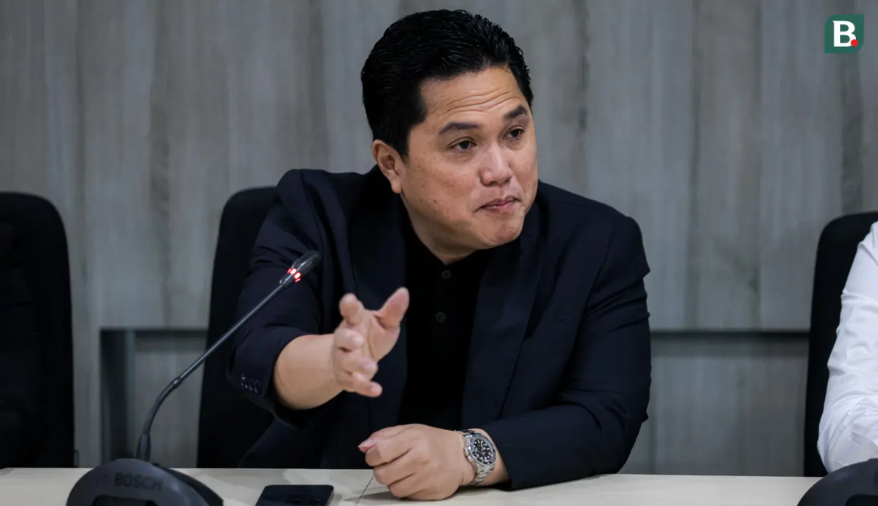 <p>Ketua Umum PSSI, Erick Thohir memberikan keterangan di depan awak media mengenai program naturalisasi pada acara yang berlangsung di kantor Kementerian Hukum dan HAM RI, Rasuna Said, Kuningan, Jakarta, Kamis (19/09/2024). (Bola.com/Bagaskara Lazuardi)</p>