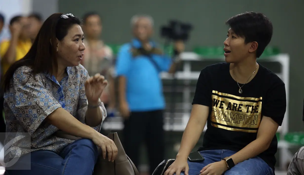 Susi Susanti (kiri) berbincang dengan Liliyana Natsir jelang bermain bulutangkis bersama Menpora Imam Nahrawi di Jakarta, Jumat (30/12). Menpora menghabiskan akhir tahun 2016 bersama para legenda bulutangkis Indonesia. (Liputan6.com/Helmi Fithriansyah)