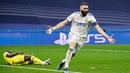 Karim Benzema lagi-lagi menjadi petaka bagi Chelsea. Gol yang ia sarangkan ke gawang The Blues pada saat extra time membuat anak asuh Thomas Tuchel angkat koper dari liga Champions. Hasil itu sekaligus memastikan satu tiket semifinal Liga Champions untuk Los Blancos. (AFP/Pierre- Philippe Marcou)