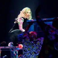 Lady Gaga, belakangan sedang menjalani proses pegobatan dan istirahat total akibat sakit yang dideritanya. Namun baru-baru ini, ia sepertinya sudah mulai tampil lagi di atas panggung untuk memanjakan para penggemarnya. (AFP/Jason Merritt)